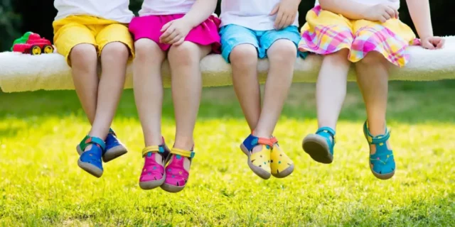 les pieds de 4 enfants portant les produits des meilleures marques de chaussures enfant