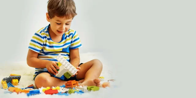 Un garçon joue avec les meilleurs jouets enfant 2 ans