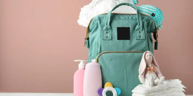 un sac à dos à langer avec des produits de soin pour bébé